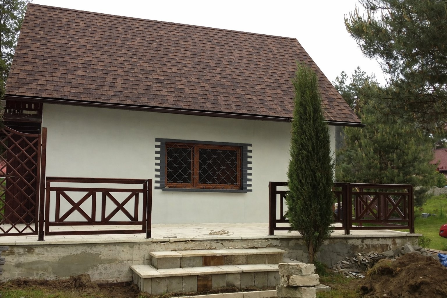 Māja ar Duration Brownwood bitumena šindeļu jumtu