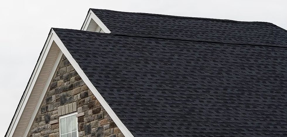 Māja ar Duration Onyx Black bitumena šindeļu jumtu