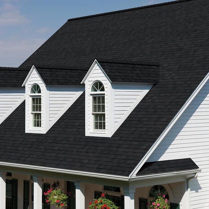 Māja ar Duration Onyx Black bitumena šindeļu jumtu