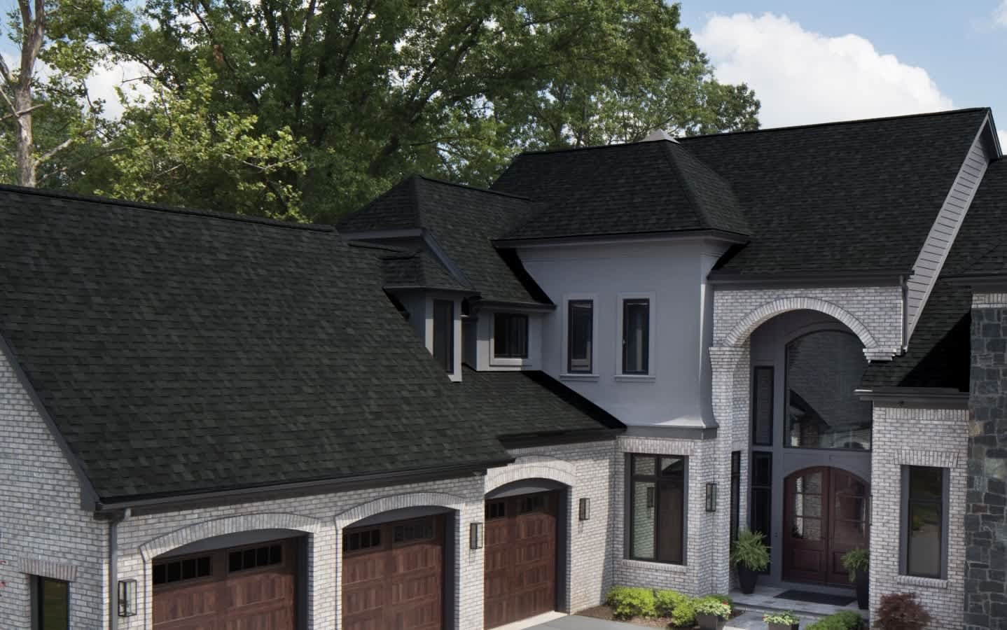 Māja ar Duration Onyx Black bitumena šindeļu jumtu