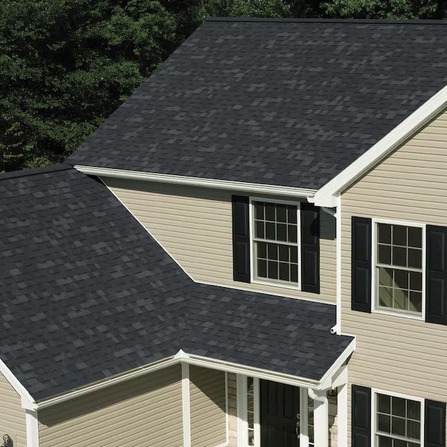 Māja ar Duration Onyx Black bitumena šindeļu jumtu