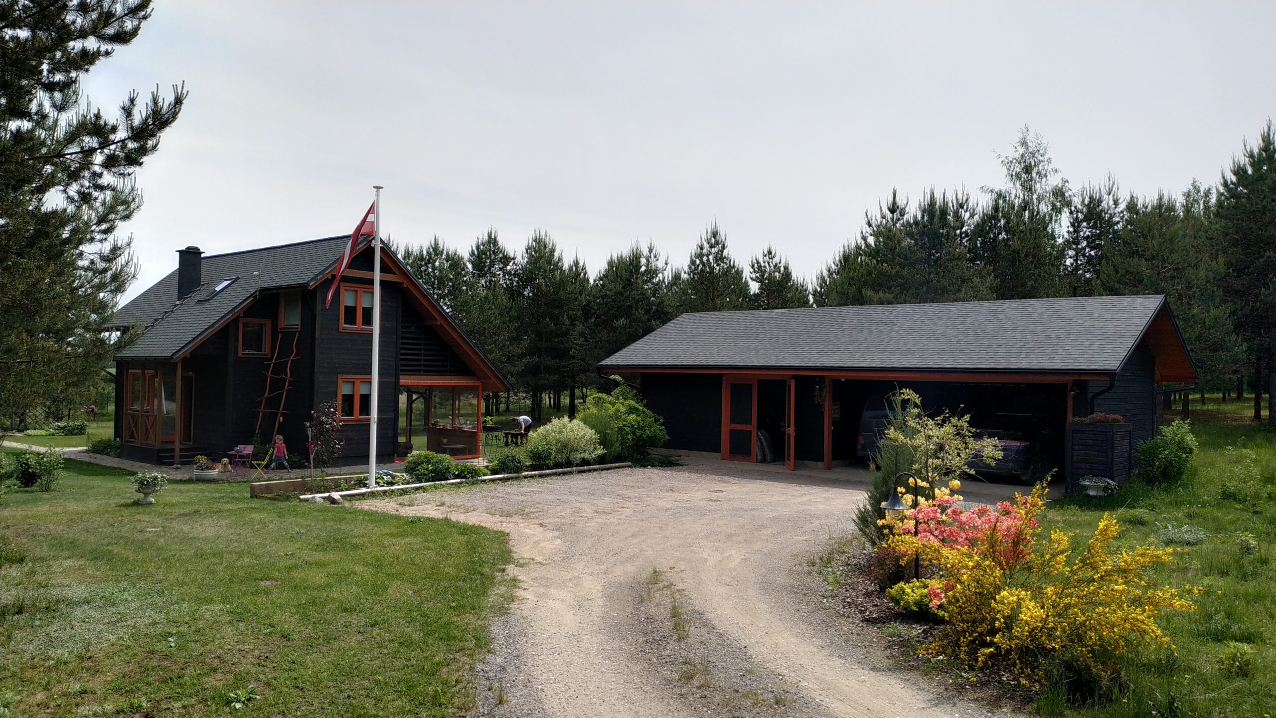 Māja ar CertainTeed Landmark Colonial Slate jumtu